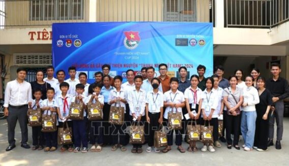 Sinh Viên Việt Nam Tiếp Sức Cho Các Em Học Sinh Khó Khăn Tại Campuchia
