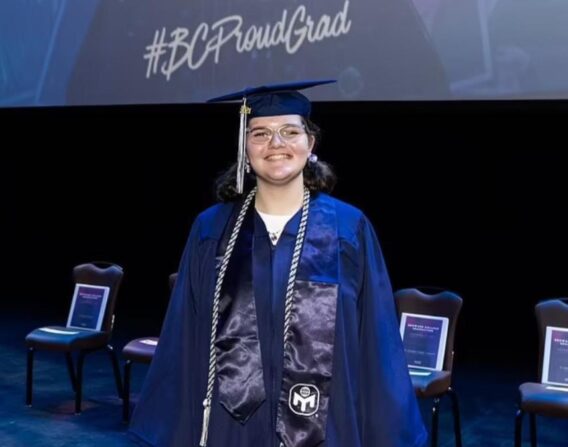Cô Bé 12 Tuổi Tốt Nghiệp Cao Đẳng Broward Với GPA Tuyệt Đối