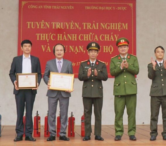 Trường Đại học Y - Dược: Đón Nhận Bằng Khen Về Phòng Cháy, Chữa Cháy