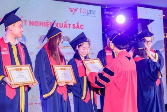 Gần 100 Bằng Tốt Nghiệp Đã Được Trao Tận Tay Các Tân Cử Nhân Trường Đại Học Phú Xuân