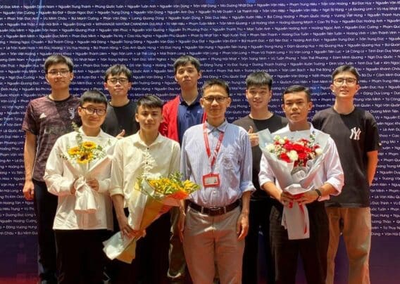 thay tien cung cac sv dan anh loc tot nghiep1