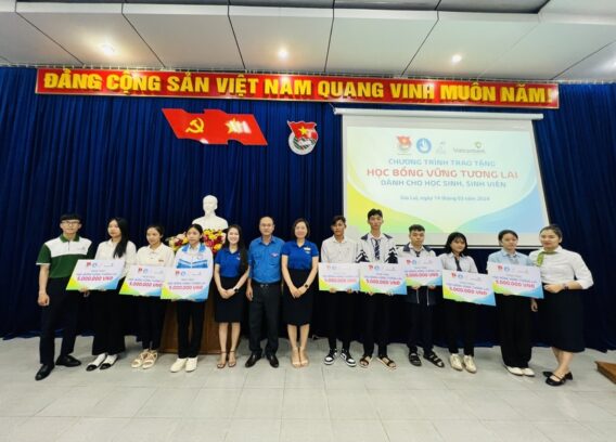 tinh doan phoi hop voi vietcombank chi nhanh gia lai tang hoc bong cho hoc sinh sinh vien kho khan anh mn 1973
