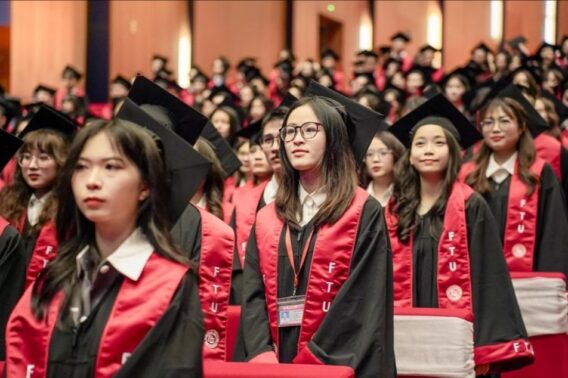 Hơn 1000 sinh viên Trường ĐH Ngoại Thương được trao bằng tốt nghiệp sớm
