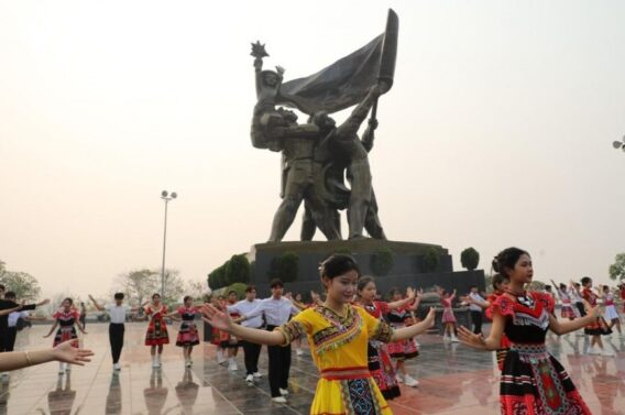Điện Biên Tổ Chức Công Diễn Dẫn Vũ, Điệu Nhảy Đường Phố