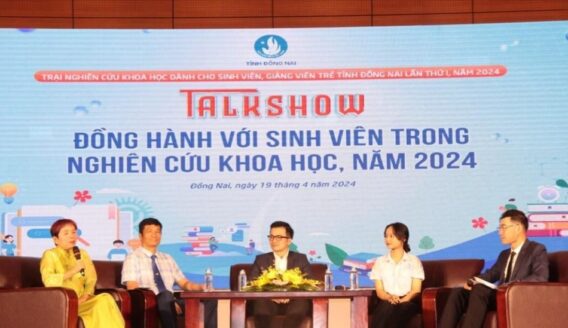 Talkshow Đồng hành cùng sinh viên trong nghiên cứu khoa học.