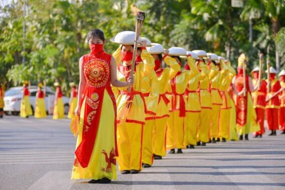 Hàng nghìn giảng viên, sinh viên dâng hương tri ân công đức của các Vua Hùng