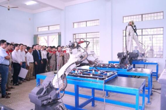 Trường ĐH Bách Khoa Đà Nẵng Tiếp Nhận Động Cơ Ô Tô Và Robot Hàn Của THACO