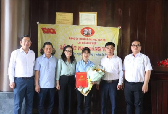 Kết Nạp Đảng Cho 2 "Sinh Viên 5 Tốt"