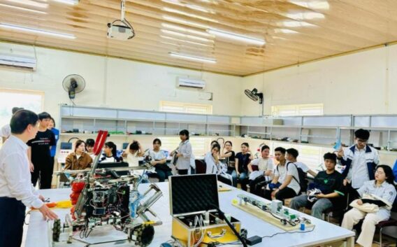 1.600 Học Sinh Hải Dương Trải Nghiệm 'Một Ngày Làm Sinh Viên Đại Học Thành Đông'.