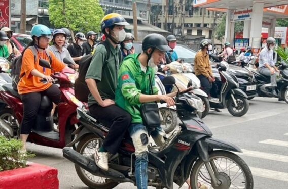 Nhiều bạn trẻ lựa chọn chạy xe ôm công nghệ lúc "chờ thời"