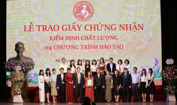 Sinh viên Học viện Ngân hàng Được Gì và Mất Gì Khi Học Tại Đây 2 z3424882088430 11ff15490d2a2afe693a7bf1f965b8b9
