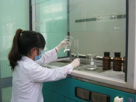 Cô sinh viên cẩn thận thao tác với các dụng cụ nghiên cứu và quan sát các kết quả thu được.