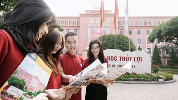 Sinh viên đang cân nhắc các ngành học tại trường