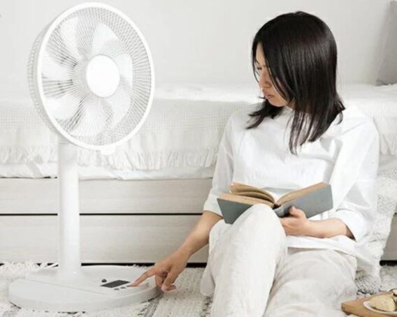 Hình ảnh một sinh viên đang tắt đèn và quạt sau khi sử dụng, thể hiện thói quen tiết kiệm điện trong cuộc sống hàng ngày.
