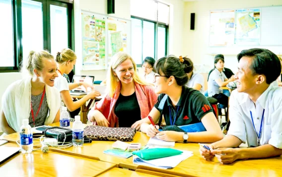 Sinh viên quốc tế tại Việt Nam tham gia lớp học tại trường đại học