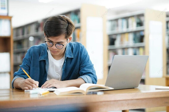 Hình ảnh một sinh viên đang ngồi trong thư viện