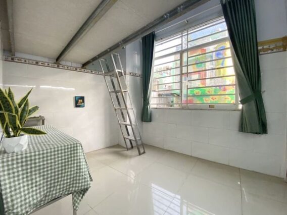 Hình ảnh một phòng trọ của sinh viên với ánh sáng tự nhiên từ cửa sổ chiếu vào