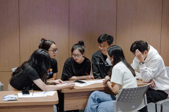 4 Kiểu Nhân Cách Sinh Viên Đặc Điểm Nhận Dạng Và Những Điều Cần Biết 1 Một nhóm sinh viên đang tham gia một hoạt động nhóm sôi nổi