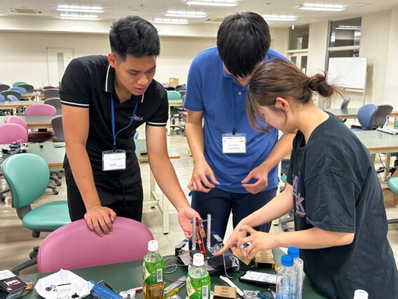 Sinh viên UET trong phòng lab, say mê làm việc nhóm