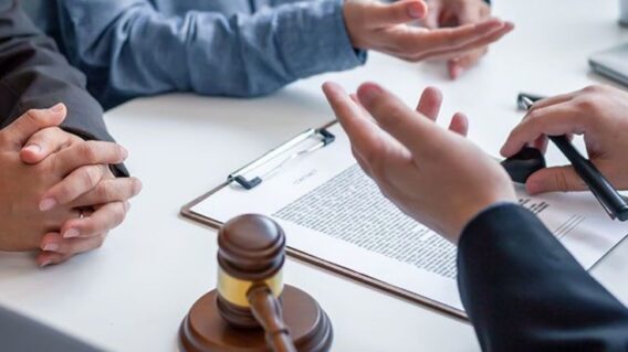 Demanda de accionistas en ingles Dialogo entre accionista SHAREHOLDER y abogado LAWYER