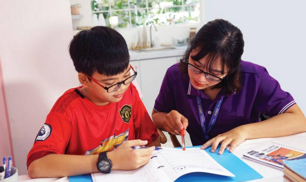 Đơn Giản Hoá Thi Tốt Nghiệp THPT Để Có Thể Ôn Thi Một Cách Tốt Nhất 1 Bức ảnh minh họa cho công việc gia sư của sinh viên, nơi họ có thể tận dụng thời gian rảnh để chia sẻ kiến thức và giúp đỡ học sinh tiến bộ.