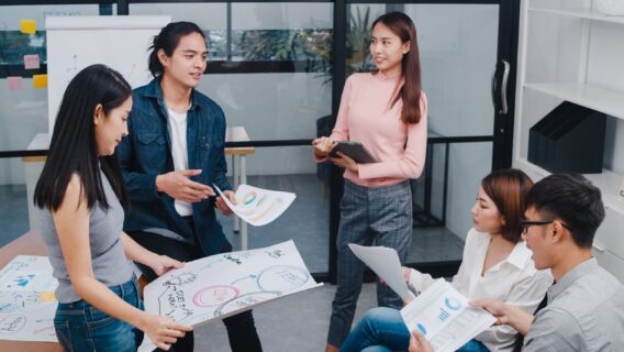 happy young asian businessmen businesswomen meeting brainstorming ideas scaled 1