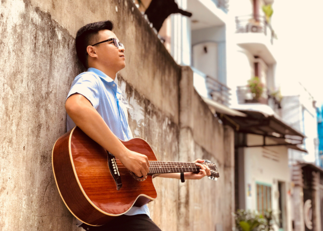 Đời sinh viên có cây đàn guitar : Thanh xuân tràn nhạc điệu 3 sinh vien va guitar