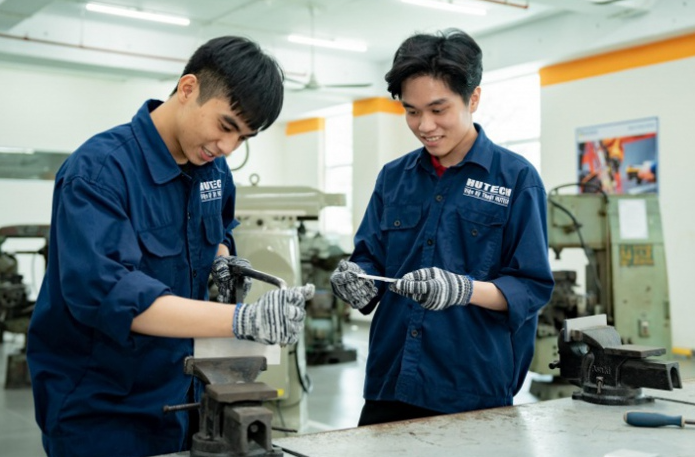 Hành Trình Của Sinh Viên Kỹ Thuật Tinh Thần Sáng Tạo Và Khát Vọng Chinh Phục Công Nghệ 2 sinh viên kĩ thuật cơ khí