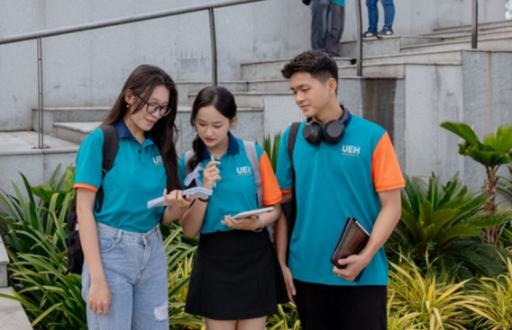 sinh viên ueh